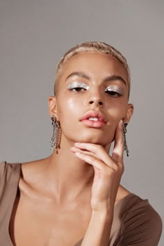 Metallic Makeup Aesthetic, Eyeliner Designs, Zoë Kravitz, Best Highlighter, Gloss Makeup, Glitter Eye Makeup, Zoe Kravitz, Beauty Shoot