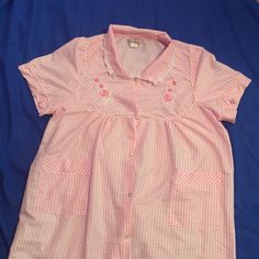 Pink Gingham Duster Robe. Ruffles Around The Collar, Piping On The Sleeves, Pearl Snaps. Never Worn But Washed. Size Runs Small. Gingham Blouse For Daywear, Satin Duster, Sheer Robe, White Lace Shorts, Bridal Women, Printed Robe, Floral Robes, Women's Robe, Bridesmaid Robes