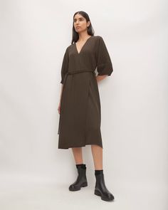 The City Stripe Wrap Dress Earth Brown – Everlane Work Smart Casual, Extra Dresses, T Shirt Midi Dress, Confessions Of A Shopaholic, Picnic Dress, Tie Wrap, Wrap Midi Dress, Wedding Guest Dresses, Green Shirt