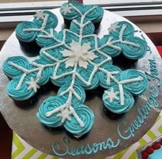 Christmas Cupcake Cake, Pull Apart Cupcake Cake, Pull Apart Cake, Pull Apart Cupcakes, Frozen Themed Birthday Party, Disney Frozen Birthday, Christmas Cake Designs, Winter Onederland Birthday, Cupcake Cake Designs