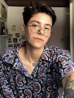 Queer Short Hairstyles, Lesbian Fade Haircut, Butch Lesbian Haircut, Masc Short Hair, Short Hair For Work, Short Queer Haircuts, Stylish Tomboy, Butch Hair, Butch Haircuts