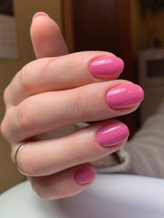 Short Nail Designs Round, Short Round Pink Nails, Short Round Almond Nails, Short Square Round Nails, Round Pink Nails, Rounded Acrylic Nails, Gold Gel Nails, Short Oval Nails, Golden Nails