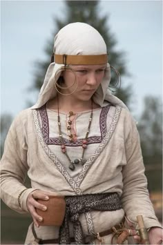 ancient russian woman - i love the controlled decorative effects, there is a simplicity and well put together look. Costume Viking, Medieval Clothes, Viking Clothing