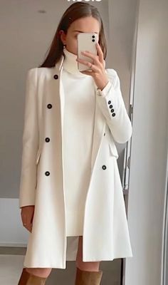 Winter Coat Outfits Classy, White Coat Outfit Classy, Formal Dress With Coat, Stylish Work Outfits, White Coat, Work Outfits Women, Mode Inspiration, Outfit Casual