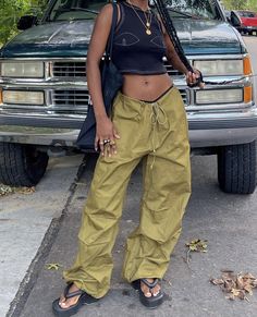 Baddie Outfits Summer, Festival Outfit Inspiration, How To Style Cargo Pants, Cargo Pants Outfit, Spring Fits, Causual Outfits, Athleisure Outfits, Streetwear Fashion Women, Cute Simple Outfits