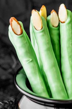 some green beans are sitting in a bowl