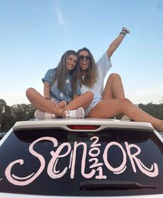 13 Super Fun Senior Car Decorating Ideas You'll Want To Copy - Teens Society Ways To Decorate Your Car, Car Painting Ideas, Senior Car Decorating Ideas, Car Decorating Ideas, Senior Year Diy, 2023 Cars, Car Decorating, Senior Year Things, Senior Week