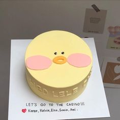 there is a cake that has been made to look like a ducky face on it