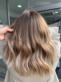 Highlight Hair Blonde Medium Length Dark Brown, Melty Blonde Balayage, Highlighted Shoulder Length Hair, Short Brownish Blonde Hair, Medium Length Dark Blonde Balayage, Minimal Blonde Balayage, Honey Blonde Hair Curtain Bangs, Medium Length Sandy Blonde Hair, Blonde Balayage Warm Tones