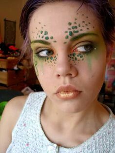 Troll Makeup Halloween, Chameleon Face Paint, Grasshopper Makeup, Turtle Makeup Ideas, Frog Inspired Makeup, Eel Makeup, Chameleon Makeup, Nemo Makeup, Seussical Makeup