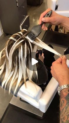 Highlights To Balayage Transition, Highlight Techniques Hair, Hair Highlight Techniques, How To Put Highlights In Hair At Home, How To Do Highlights At Home With Foil, French Balayage Blonde, Balayage Hair Blonde Technique, Smokey Beige Balayage, Free Hand Balayage