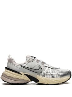 Nike Tenis, Winter Moodboard, Shoes To Buy, Ugly Shoes, Silver Sneakers, Shoe Wishlist, Amal Clooney, Point Shoes, Trending Sneakers