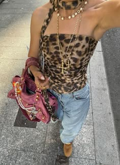 Cheetah Button Up Shirt Outfit, Cheetah Print Outfits Aesthetic, Leopard Loafers Outfit, Leopard Top Outfit, Printed Top Outfit, Outfits Jean, Cheetah Print Outfits, Animal Print Crop Tops, Cheetah Style