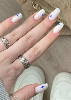 White Nails With Pastel Design, Simple Nail Art White Nails, White Nails With Blue Lines, Lights Blue Nails, Blue Acrylic Nails With Stars, White And Blue Star Nails, White Stars On Nails, White And Blue Nails With Designs, Nails Inspo Blue And White