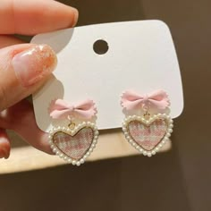 Material : Metal Design: Heart Decoration: Ribbon and little imitation pearls Style : Coquette Aesthetic Pearl Heart Earrings, Hearts Earrings, Pink Heart Earrings, Korean Earrings, Estilo Boho Chic, Pearl Heart, Pink Fits, Bracelet Charms, Heart Shaped Earrings