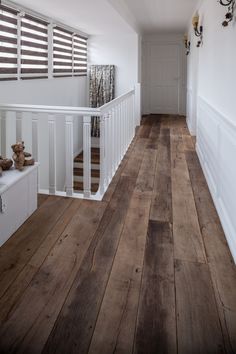 Kasteel vloer, oud frans eiken Reclaimed Wood Flooring Kitchen, Antique French Country, French Farmhouse Decor, Flooring Inspiration, Unique Flooring, Thatched Cottage, Floor Colors