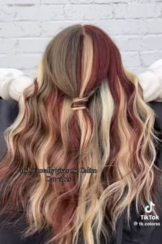 3 Colour Hair Dye, Weft Extension Hairstyles, Dyed Hair With Natural Roots, Fall Hair Dye Ideas For Blondes, Hair Dye Ideas On Blonde Hair, Calico Hair Medium Length, Hair Color Ideas Calico, Hair Ideas For Blondes Color, Fall Inspo Hair