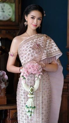 🇹🇭 Thai apparel 🇹🇭 She is dressed in Thai costume very well 🇹🇭 ✨ Types Of Dresses Styles, Thailand Traditional Dress, Thai Silk Dresses, Wedding Dress Sketches, Thai Fashion