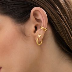 Aretes elaborados Zamak (aleación de metales) con baño de oro de 24k. Poste antialérgico Incluye: 1 par de candongas, 1 par de topos y 2 unidades de earcuff. Hecho a mano en Colombia (conoce más de nosotros). NO SE PONEN NEGROS Garantía en los aretes de 2 meses en el baño. Envíos gratis a todo Colombia por compras superiores a $120.000. Ten presente que algunas de las fotos de apoyo incluyen otros productos que se venden por separado. Nuestras son ideales para usarlos en tu día a día si eres un Trendy Accesories, Gold Jewelry Set, Ear Party, Gold Jewelry Sets, Classic Earrings, 24kt Gold, Ear Cuffs, Dangly Earrings, Classic Jewelry