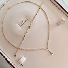 Luxury Delicate Chain Necklace For Engagement, Simple Gold Jewelry Set, Luxury Gold Jewelry With Delicate Chain, Elegant Gold Plated Jewelry Sets With Pendant, Modern Gold Necklace Designs, Unique Mangalsutra Designs, Diamond Necklace Set Simple, Wedding Rings Sets His, Luxury Gold Elegant Mangalsutra