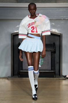 Yuhan Wang Spring 2025 Ready-to-Wear https://www.vogue.com/fashion-shows/spring-2025-ready-to-wear/yuhan-wang/slideshow/collection#5 2025 Ready To Wear, 2025 Spring Summer, Miumiu Aesthetic, Dbn Gogo, Alligator Bites, Yuhan Wang, Sport Streetwear, Sports Wear Fashion, Sporty Fashion