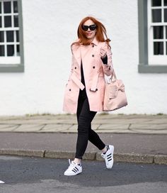 Pink And Black Outfit Casual, Trench Coat Outfit Women, Pink Trench Coat Outfit, Pink Coat Outfit Winter, Coat Outfit Women, Outfit Trenchcoat, Casual Trench Coat Outfit, Pink Coat Outfit, Casual Spring Outfit