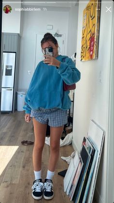 Vans Athleisure Outfit, Styling Boxers Women, Comfy Campus Outfit, Summer Campus Outfits Casual, Casual End Of Summer Outfit, A Line Shorts Outfit, Summer Sneaker Outfits Women, Summer Study Outfit, Cool College Outfits