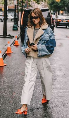 Sherpa-lined denim jacket with gray tee, white wide-leg pants, orange shoes Street Style New York, Autumn Jacket Women, Fashion Week Street Style, Looks Style, Mode Inspiration, White Pants, Street Style Outfit