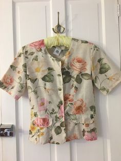 Pretty Vintage 80s blouse with roses Size M Praire/cottagecore style Would look great with a belt, high waisted trousers or pale blue jeans and clogs Very 'Where the Crawdads sing'.  I just loved her clothes in that movie! I need to find that church! Pale Blue Jeans, Crawdads Sing, 80s Blouse, Cottagecore Style, Fabric Buttons, Pastel Colours, Floral Vintage, Blouse Vintage, High Waisted Trousers