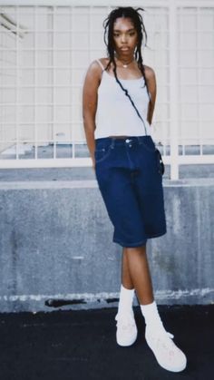 Baggy Long Shorts Outfit, Long Denim Shorts Outfit Aesthetic, Summer Normcore Outfit, Womens Long Shorts Outfits, 90 Summer Outfits, Oversize Shorts Outfit, Long Baggy Jean Shorts Outfit, Baggy Demin Shorts, Denim Long Shorts