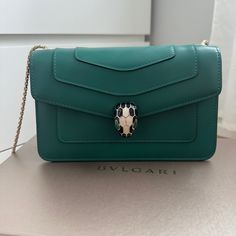 Bnib/Bnwt Bulgari Serpenti Forever Crossbody Bag In Green Calf Leather With Light Gold Chain/Leather Strap. Retails $3400. They’ve Discontinued This Model That Fits An Iphone With A Chain/Leather Strap. Tag Attached, Never Used. Comes In Original Box With Dust Bag, Rain Cover, New Mirror, And Authenticity Card. Serpenti Eyes Are Malachite. 13 Cm H X 22 Cm W X 5 Cm D Come From A Smoke-Free Home. Bulgari Serpenti Bag, Purse Wishlist, Bulgari Bag, Bulgari Serpenti, Jason Derulo, Bag Green, Bvlgari Bags, Rain Cover, Girly Jewelry