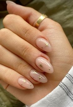 Rounded Almond Shaped Nails, Minimalist Celestial Nails, Subtle Gold Nail Design, Cute Natural Almond Nails, Classy Bday Nails, Basic Nail Inspiration, Shelak Nails, Persian Nails, Aura Nail Designs Almond