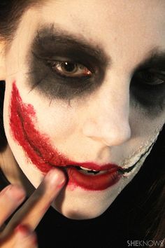 Joker Makeup Tutorial, Joker Halloween Makeup, Halloween Hombre, Makeup Zombie, Female Joker, Joker Halloween, Joker Makeup, Joker Costume, Halloween Tutorial