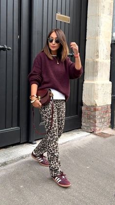 Leopard Print Boots Outfit, Animal Print Pants Outfit, Chic Mom Outfits, Leopard Print Pants, Winter Fashion Outfits Casual, Leopard Fashion, Print Pants