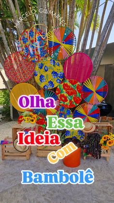 colorful umbrellas and flowers are on display in front of a palm tree with the words, olha essa idea com bamboo