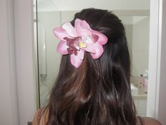 Real Flowers In Hair, Flower Hair Clips Aesthetic, Orchid Hair Clip, Flower In Hair Aesthetic, Flowers In Hair Aesthetic, Flower Hair Clips Hairstyle, Flower Clip Hairstyles, Roses In Hair, Hair Clip Aesthetic