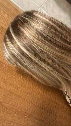 Blond highlights on brown hair Cool Hair Dye Ideas For Brown Hair, Blond Hair Strands, Blond Highlights On Brunette, Brown And Blond Highlight, Blonde Highlights Streaks, Cream Highlights Brown Hair, Brown Blonde Hairstyles, Hair Dye Ideas On Blonde Hair, Blond Hair With Brown Streaks