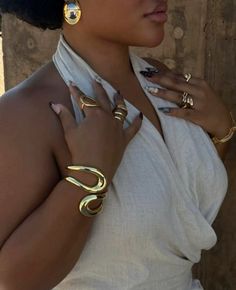 Jewlrey Aesthic Black Women, Maxamilist Jewelry Gold, Black Women Gold Jewelry, Chunky Gold Jewelry Aesthetic, Arm Jewelry Gold, 21k Gold Jewelry, Jewelry Inspo Gold, Chunky Gold Jewelry, Dope Jewelry Accessories