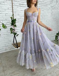 Alicia Vestido de baile de tule lilás evasê linha A com bordado | KissProm فستان زهري, Fairy Prom Dress, Homecoming Dresses For Teens, Midi Prom Dress, Flower Prom Dress, Tea Length Tulle, Hi Friend, Sweetheart Bridesmaids Dresses, Purple Prom