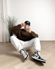 Brown Sweater Outfit, Jordan 1 Mocha, Streetwear Inspiration, Street Style Outfits Men, Street Fashion Men Streetwear, Mens Casual Dress Outfits