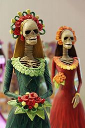 an image of two skeletons with flowers in their hair and the caption reads, cando tu tu tu amiga