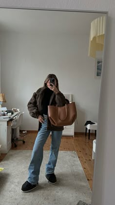 Uni Bag Aesthetic, Polene Outfit, Brown Bag Outfit, Work Attire Summer, School Bag Aesthetic, Cyme Bag