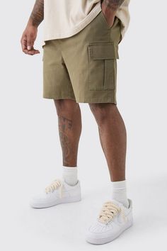 If it's comfort that you're looking for in men's holiday fashion, pick a pair of shorts. You haven't been skipping leg day, have you? No, we know you wouldn't. All the better as you'll want to sport some of our stylish denim shorts, chino shorts, jersey shorts or cargo shorts. If you're looking for new outfit ideas for this summer, consider pairing a horizontal striped t-shirt with jean shorts, or opt for a printed shirt and chino shorts for a smarter combo. Round off with a pair of sliders or loafers, for extra style points.Style: Cargo ShortsDesign: PlainFabric: Cotton Stone Chinos, Bf Outfits, Cargo Pants Outfit Men, Male Fits, Cargo Design, Statement Shorts, Short Cargo, Gym Jacket, Pants Outfit Men