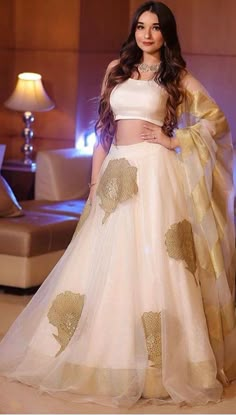 Indian Outfits Lehenga, Wedding Lehenga Designs, Lehnga Dress, Indian Dresses Traditional, Indian Bridal Dress, Indian Gowns Dresses, Designer Lehenga, Indian Gowns, Indian Bridal Outfits