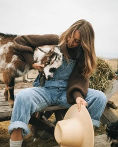 Farm Girl Outfits, Farm Family Pictures, Growing And Glowing, Farmer Outfit, Farm Women, Rustic Outfits, Farm Fashion, Western Photoshoot, Female Farmer