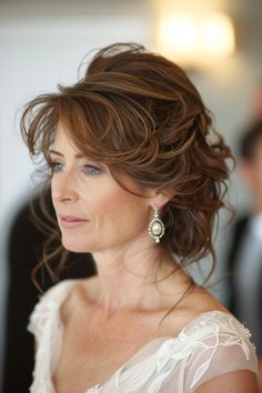 17 Simple & Stunning Hairstyles for the Mother of the Bride - NeedleStar Bride Short Hair, Mother Of The Bride Looks, Short Hair Bride, Bridal Party Hair, Hairdo Wedding