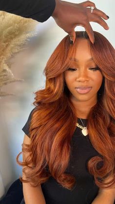 Ginger Layered Hair, 2023 Brown Hair, Brown Hair On Dark Skin, Brown Curtain Bangs, Ginger Wig, Copper Brown Hair, Reddish Brown Hair, 90s Theme