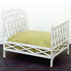 Iron Dog Bed - Antique White Iron Reproduction Pet Bed / Doll Bed | oak7west.com Iron Dog Bed, White Dog Bed, Funky Bedding, Fancy Dog Beds, Puppy Beds, Dog Bed Furniture, Traditional Bed, Doll Bed, Dog Pet Beds