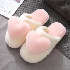 Light Pink Slippers, Cute Aesthetic Things To Buy, Cute Slippers Aesthetic, Cute Slippers Fluffy, Sandal Cute, Cute Pink Accessories, Cute Footwear, Girls Slippers