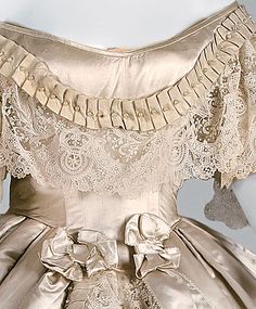 Worth & Bobergh gown, 1861, silk satin House Of Worth, 1860 Fashion, Victorian Clothing, Antique Clothing, Historical Costume